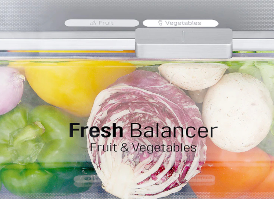 Κοντινή λήψη στα λαχανικά εντός του ψυγείου που τονίζει το Fresh Balancer